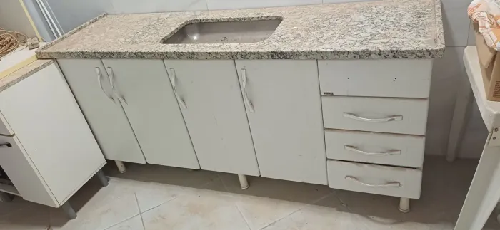 PIA COM BALCÃO PARA COZINHA.