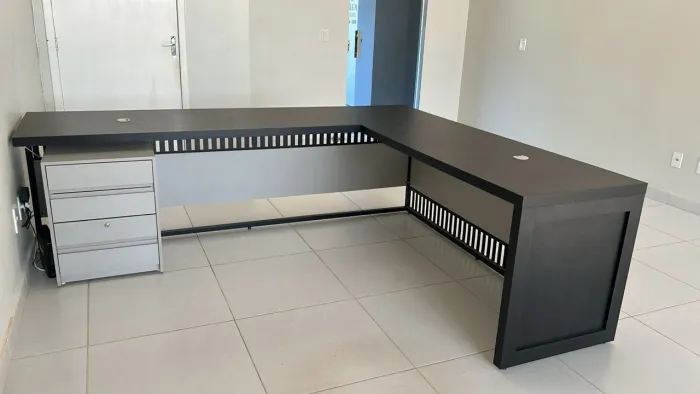 Mesa de escritório em L