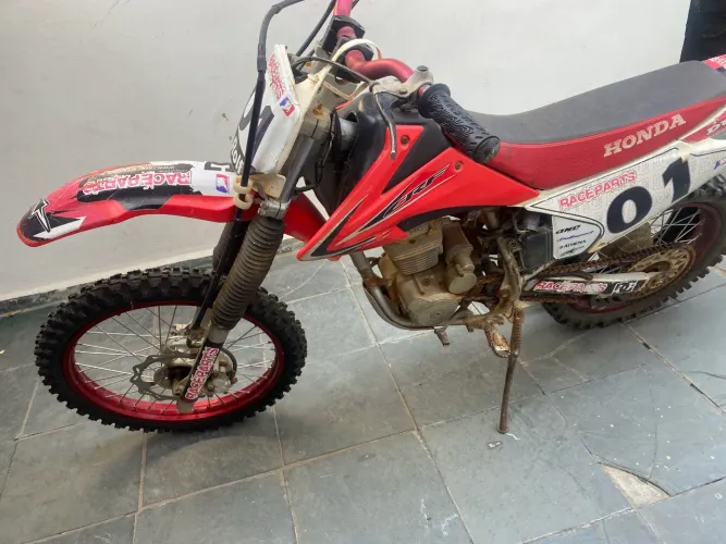 Mto CRF 230 só pegar e rodar