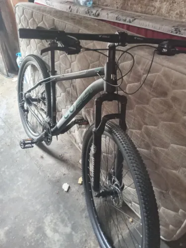 Bicicleta aro 29 com os passador de marcha da Shimano catraca da Invicta