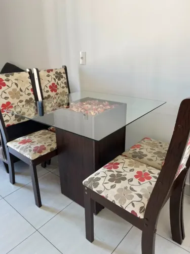 Mesa de Vidro com 4 Cadeiras | Ótimo Estado | R$ 550