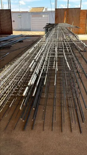 Vigas sob medida trabalho com ferragens montadas para construção civil em geral..