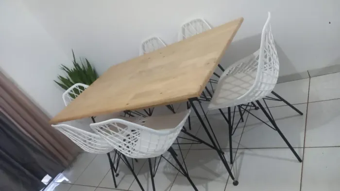 Mesa com 6 cadeiras