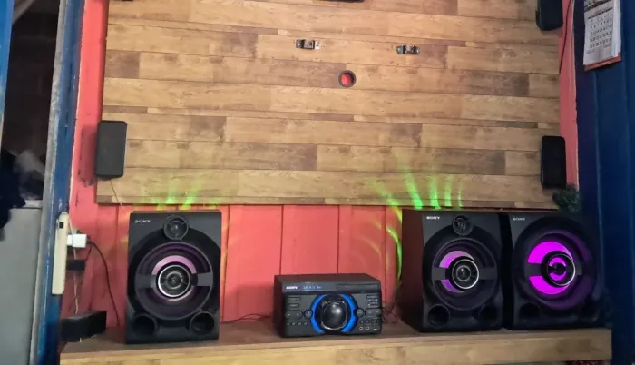 Vendo ou troco som sony 2350 rms com bluetooh troco por celular top de mano 