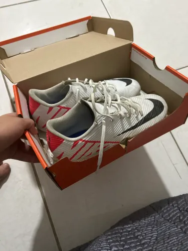 Chuteira mercurial tamanho 39