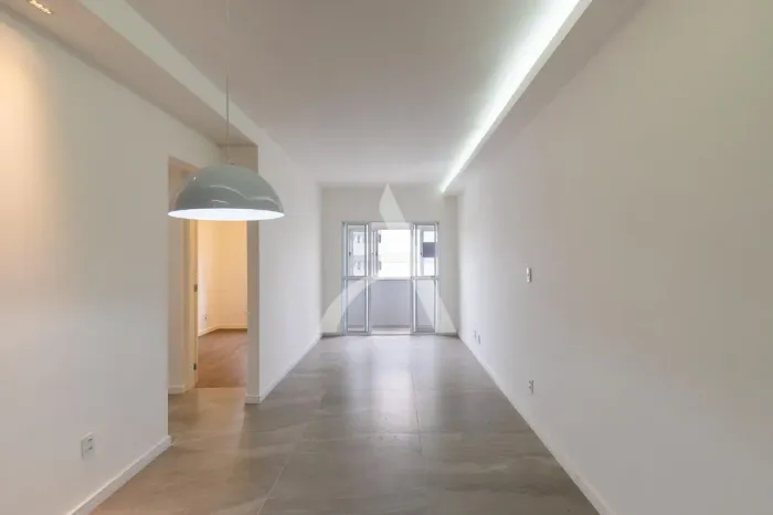 Apartamento reformado com 2 quartos para venda ou locação no Cambuí em Campinas-SP.