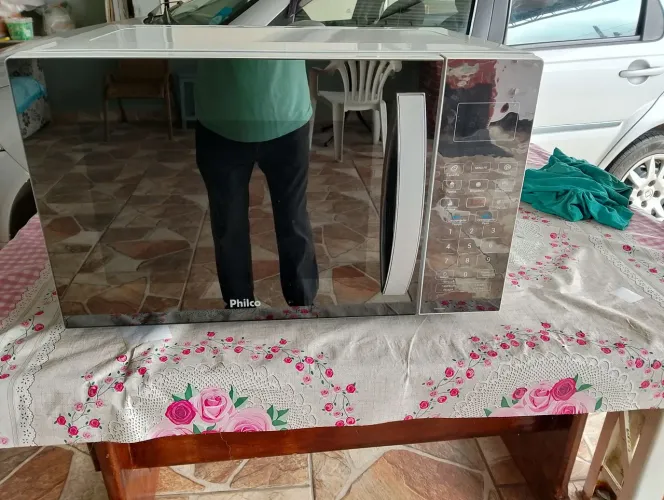Microondas 32 litros Philco todo espelhado a frente dele
