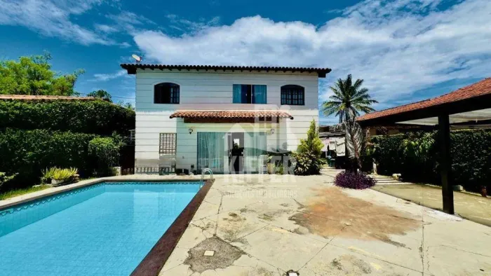 Casa com 4 quartos, 1 suíte, piscina, churrasqueira, 2 vagas, 236 m² área construída por R