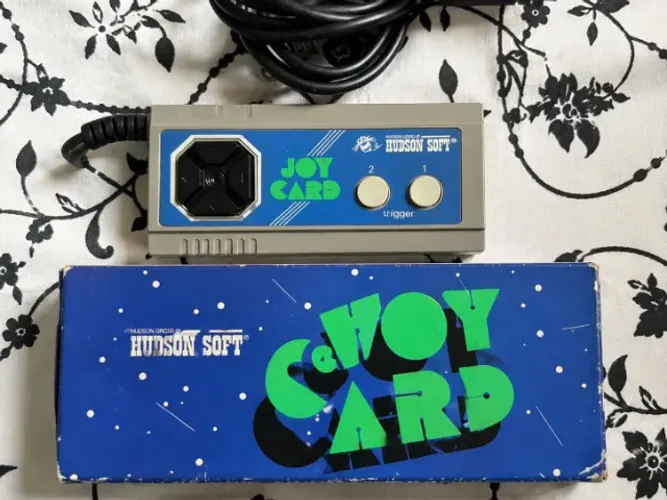 Controle Hudson Soft Joycard na caixa, perfeito estado de funcionamento.