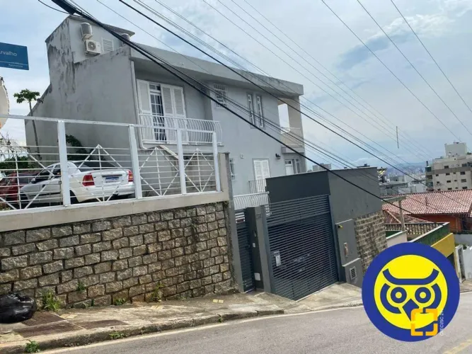 Casa com 4 quartos (1 suíte), para venda com piscina e vista para beira mar.