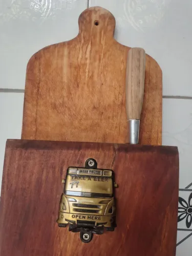 Faqueiro mais abridor de cerveja, ótimo pra sua área gourmet madeira pura