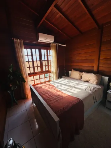 Cama Queen com Colchão em Excelente Estado
