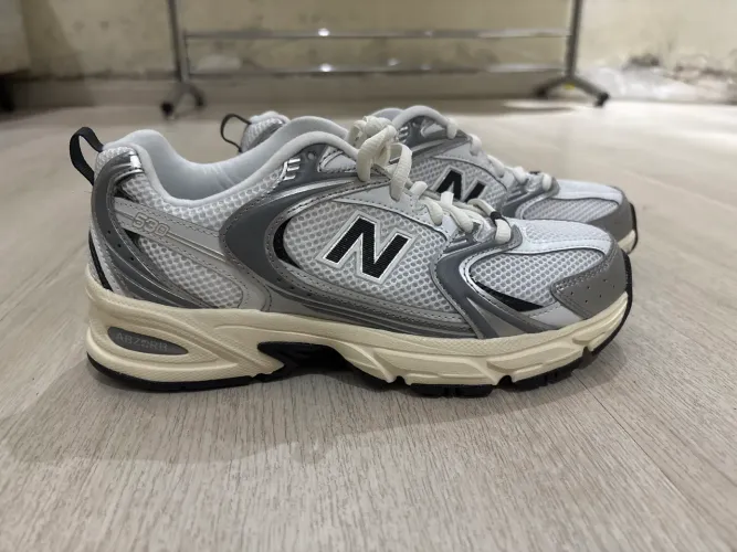 Tênis New Balance 530, Branco e Cinza Metálico, Novo.