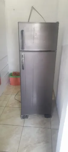Geladeira gelando bem 350 reais