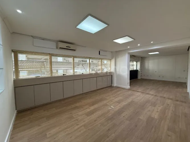Conjunto de salas com 138 m2 localizada no Centro de Florianópolis