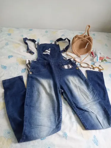 Macacão jardineira mas bolsa lenço brincos mas pulseira tudo para você arrasar.