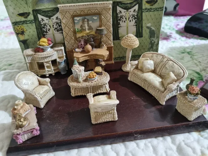 Miniatura sala em resina vintage
