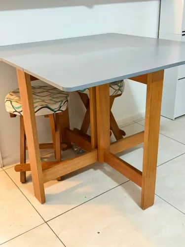 VENDO MESA RETRÁTIL DOBRÁVEL, ÓTIMA PARA QUEM NÃO TEM MUITO ESPAÇO