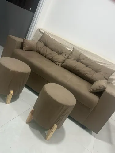 Sofá acompanha puf