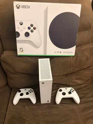 Xbox Series S 512 GB com 2 controles impecável.