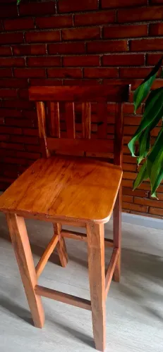 Banqueta alta em peroba rosa