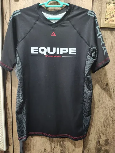 Rashguard ranqueada preta Gracie Barra gola V GG