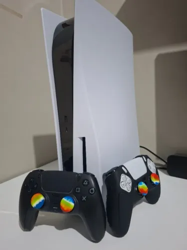 PS5 COM DOIS CONTROLES E 10 JOGOS