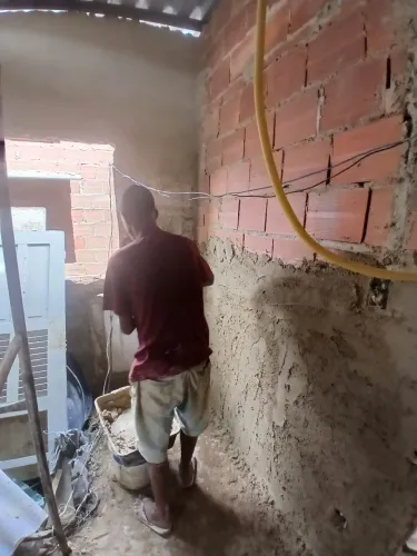 Estou em busca de um trabalho,sou ajudante de pedreiro.