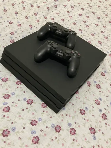 PS4 Pro 1TB + 2 controles originais | Vendo ou troco por celular