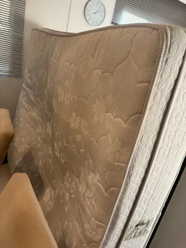 DOAÇÃO - Cama Box Queen usada, ideal para quem precisa de uma solução provisória