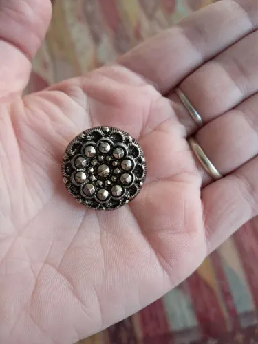 Broche metálico vintage para roupa, bolsa ou mochilas