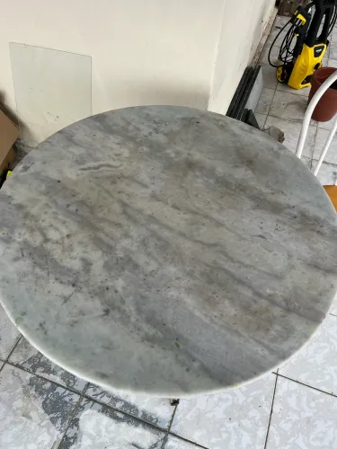 Mesa de mármore com 4 cadeiras