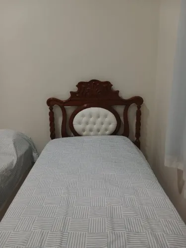Cama de Solteiro Colonial em Madeira Maciça - Clássica e Muito Conservada
