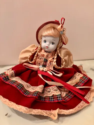 Boneca Decorativa Vintage de Porcelana 20cm com Vestido Clássico