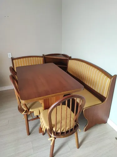  mesa canto alemão e cadeiras em madeira