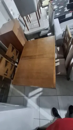 MESA RETRATIL COM 4 CADEIRAS MADEIRA CONSERVADO