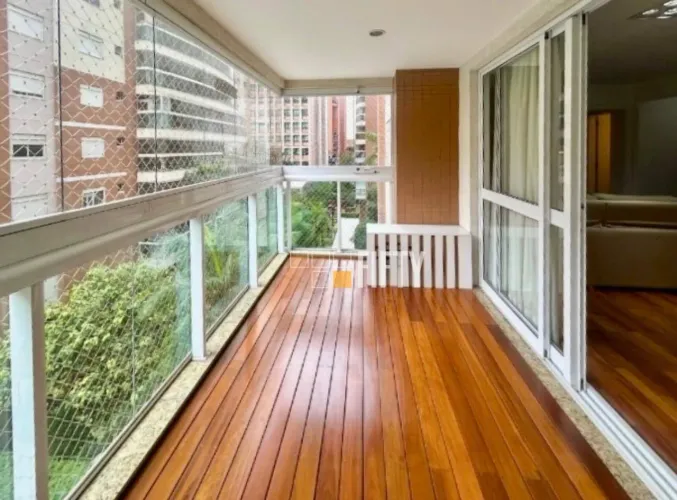 Apartamento mobiliado para locação com 96m², 2 dormitórios, 1 suíte, escritório e 2 vagas.