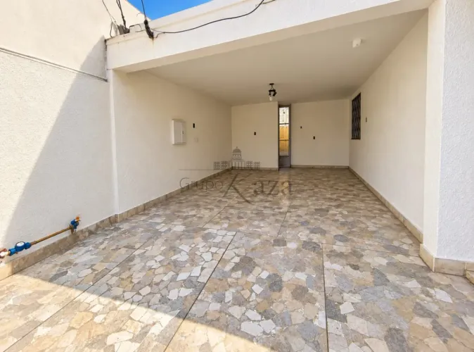 Casa Térrea - Centro - Jacareí - 3 Dormitórios - 149m².