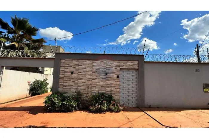 "Residência Urbana Excepcional: Modernidade e Localização Privilegiada"