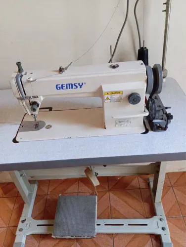 Máquina de costura industrial reta