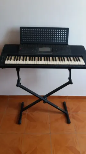 Teclado Yamaha PSR-520 5 Oitavas Acompanha Pedestal