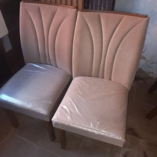 Vendo 4 cadeiras a 200 reais