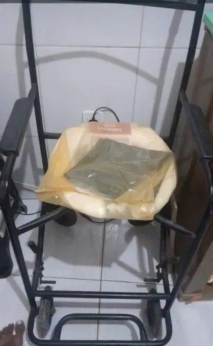 Vendo uma cadeira de banho semi nova  150.00