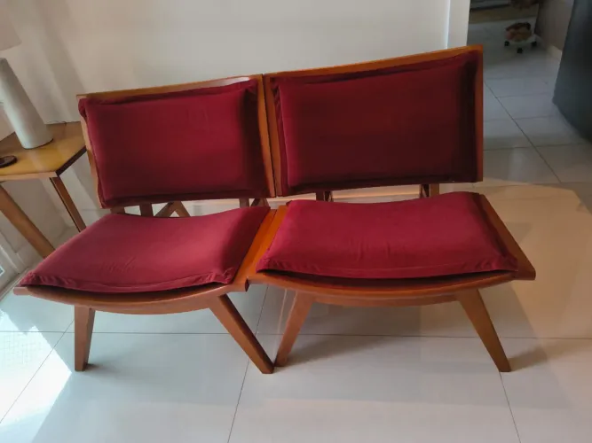 Par de Poltronas em Madeira Maciça | Design Sofisticado