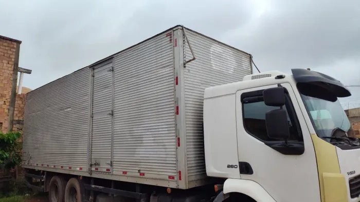 Implemento baú de 8,5 metro