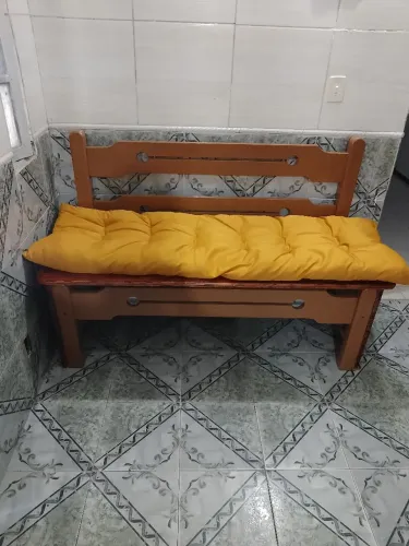 Lindo banco em madeira