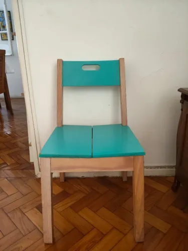 Cadeira de madeira com assento e encosto laqueados na cor verde, da Tok&Stok