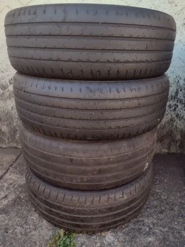 Vendo 4 pneus 205/60-16 usados <br>4 Pneus Aro 16 - R$ 300,00 o jogo