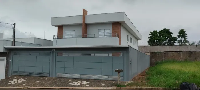 Vende-se / aluga-se apartamento grande com suíte