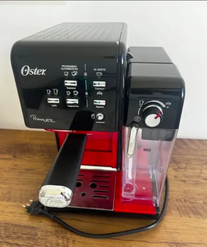 Cafeteira Oster PrimaLatte Automática.